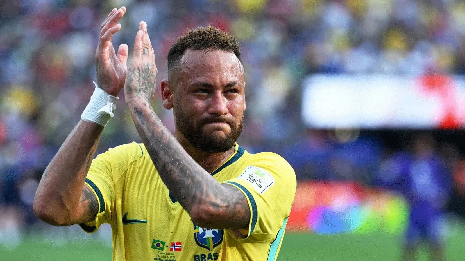 Jugador aplaudiendo en el campo de fútbol