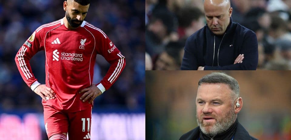 Jugador de Liverpool y dos entrenadores en momentos pensativos