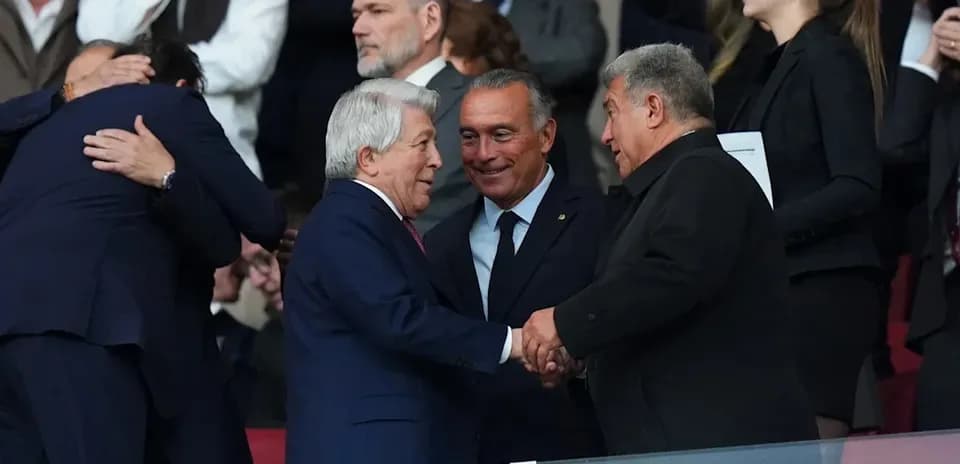 Tres hombres estrechándose la mano en un evento