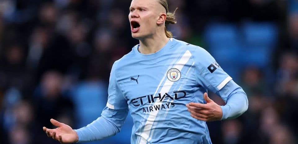 Jugador de Manchester City gesticulando durante el partido
