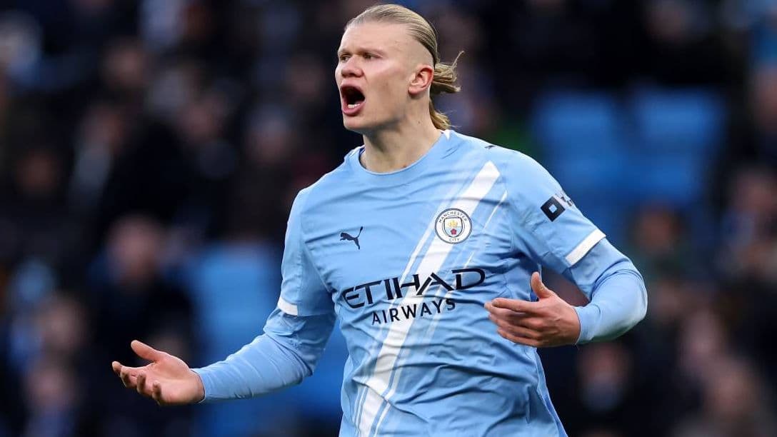 Jugador de Manchester City gesticulando durante el partido