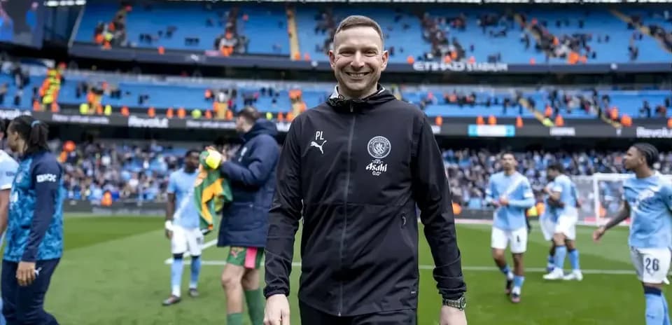 Entrenador saliendo del campo tras el partido
