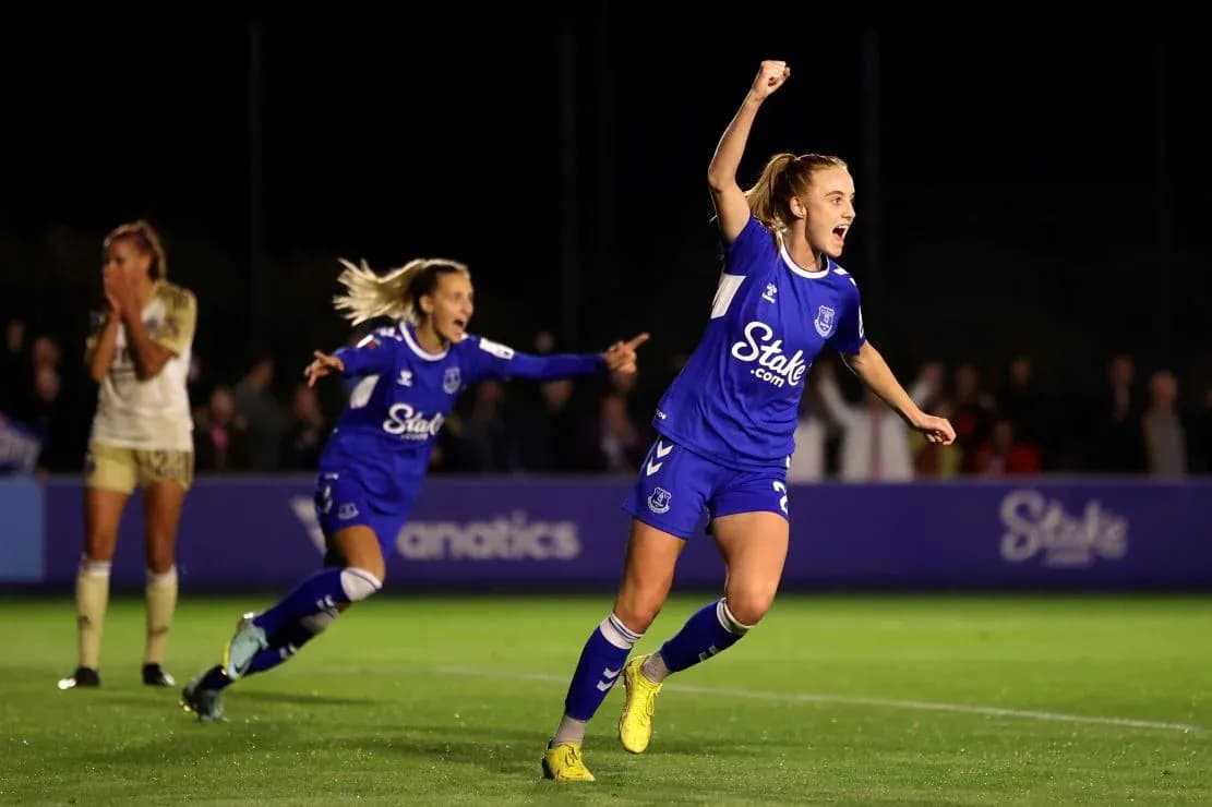 Jugadora de Everton celebra un gol en el partido