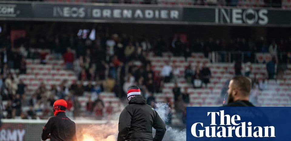 Aficionados en el estadio con bengalas encendidas
