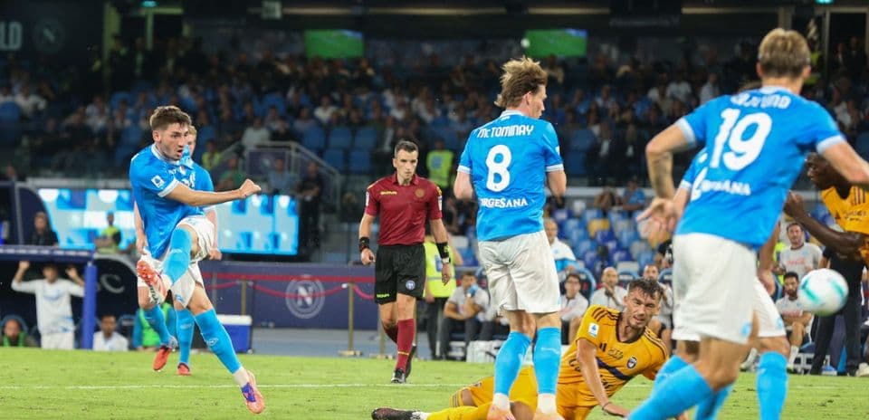 Jugador de Napoli disparando a portería
