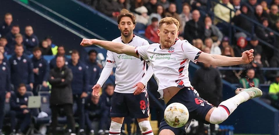 Jugador de Bolton ejecutando un tiro en el partido
