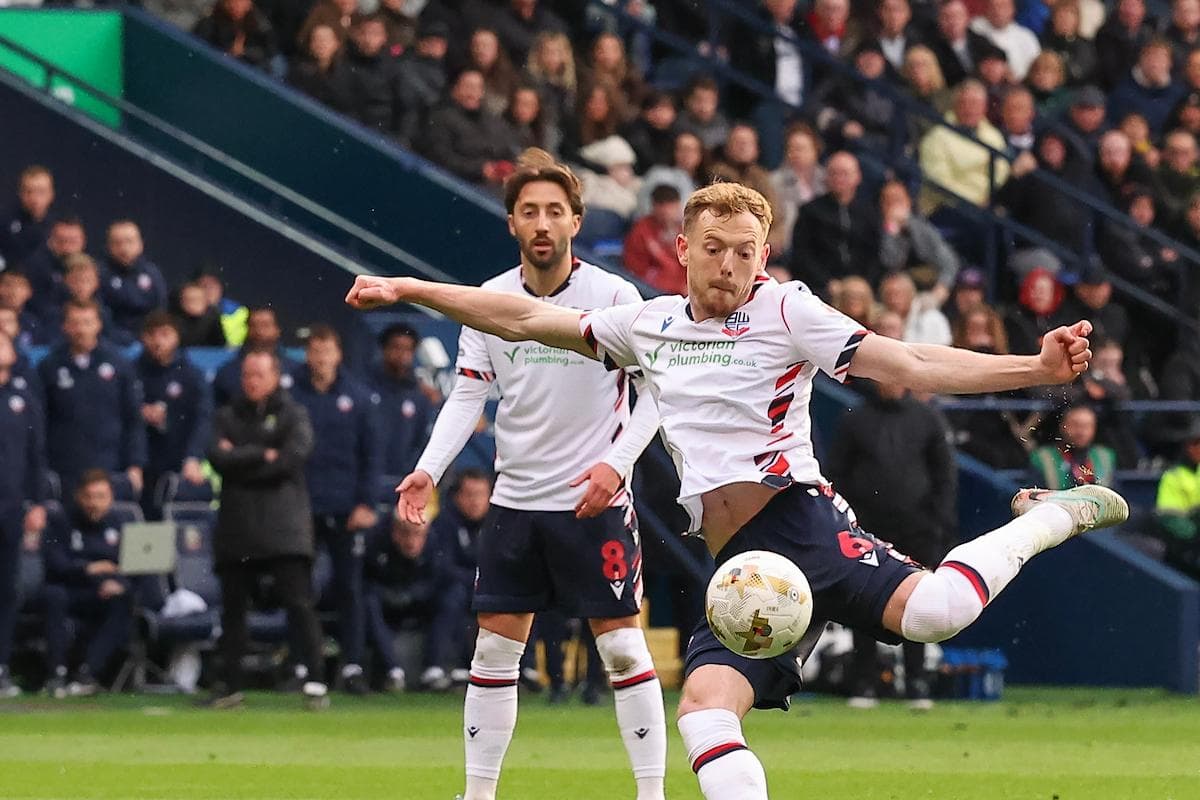 Jugador de Bolton ejecutando un tiro en el partido