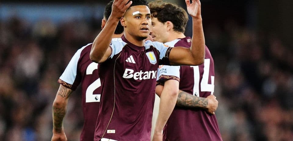 Jugador de Aston Villa protestando durante el partido