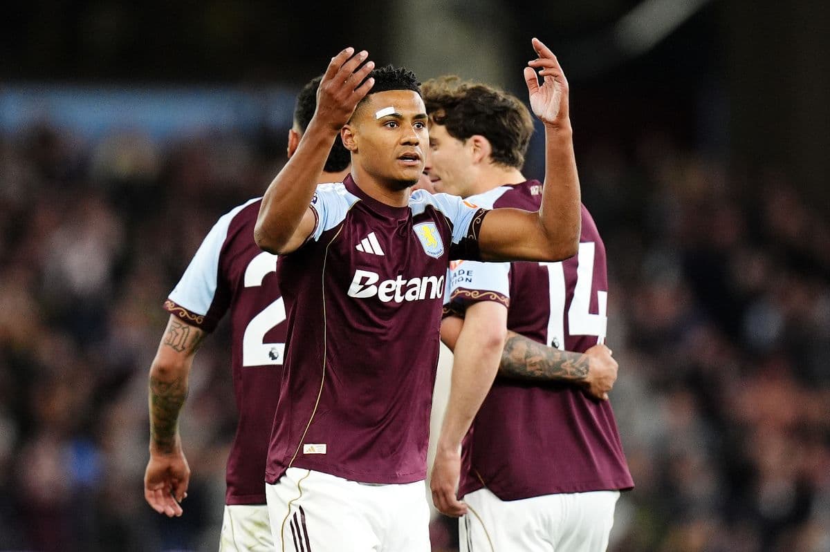 Jugador de Aston Villa protestando durante el partido