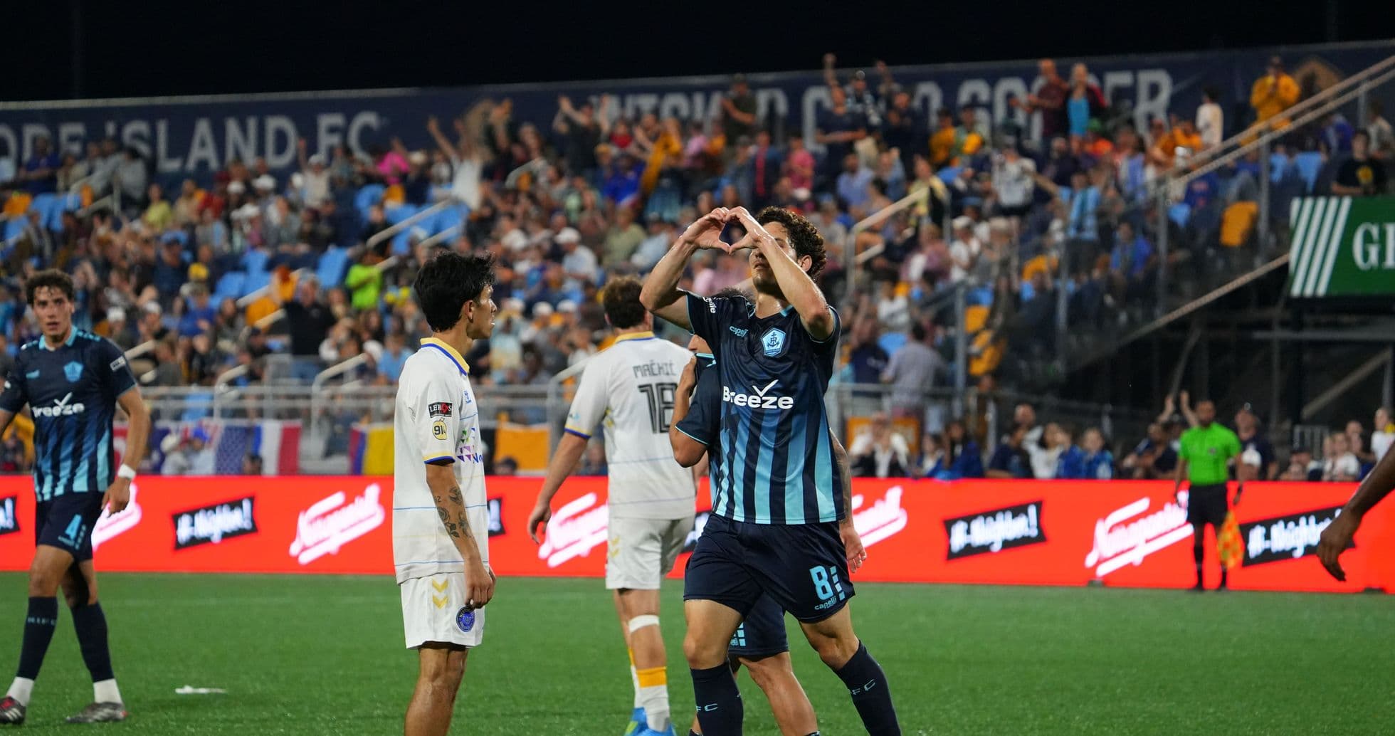 Celebración de un jugador de Rhode Island FC