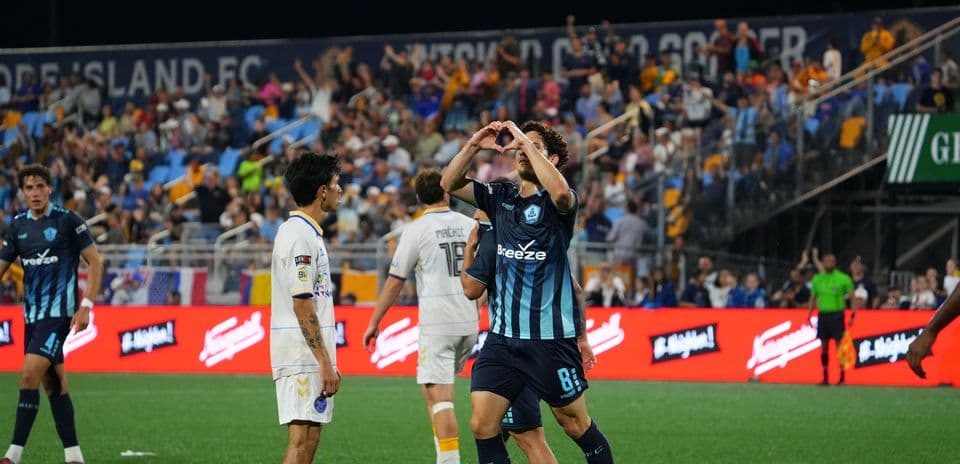 Celebración de un jugador de Rhode Island FC