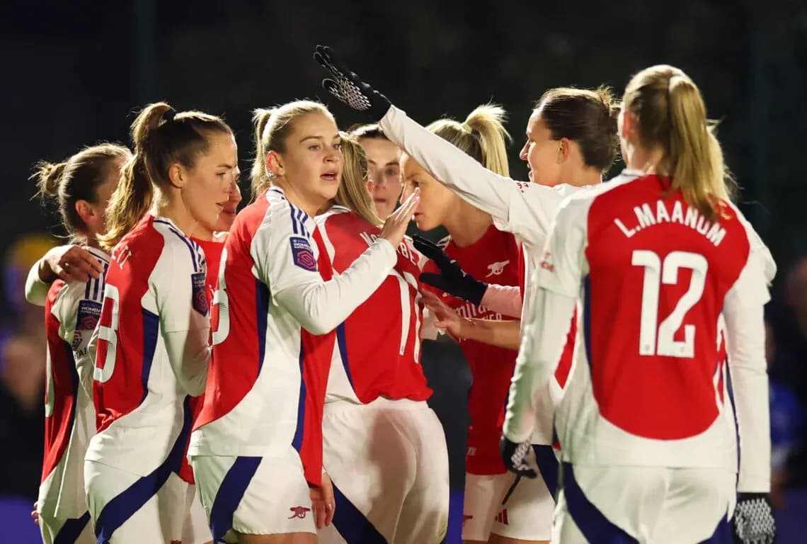 Jugadoras de Arsenal celebrando un gol