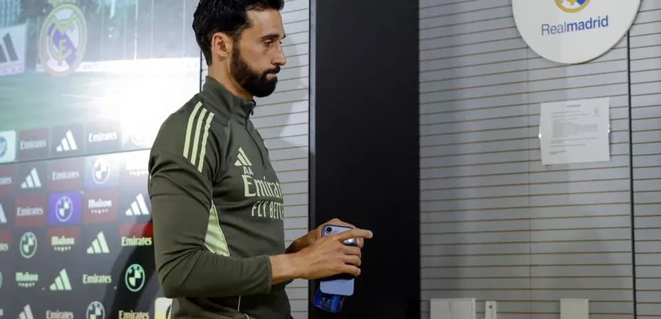 Jugador con botella y teléfono en sala de prensa