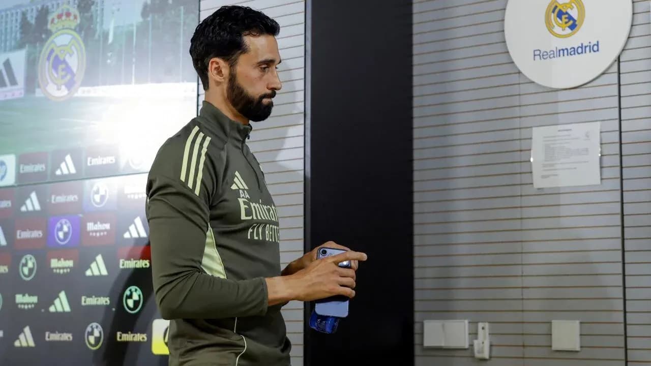 Jugador con botella y teléfono en sala de prensa