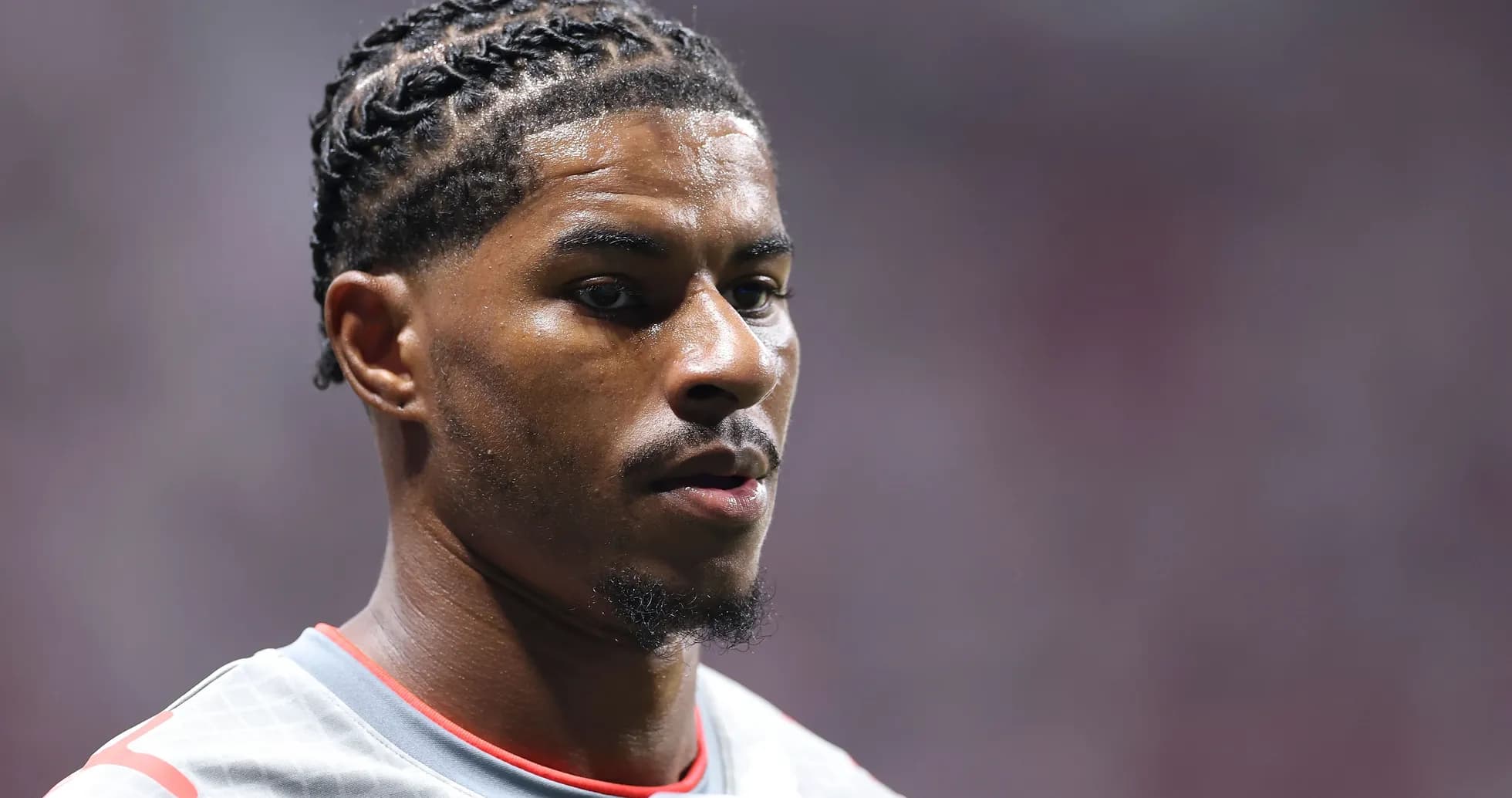 Jugador con trenzas en uniforme deportivo