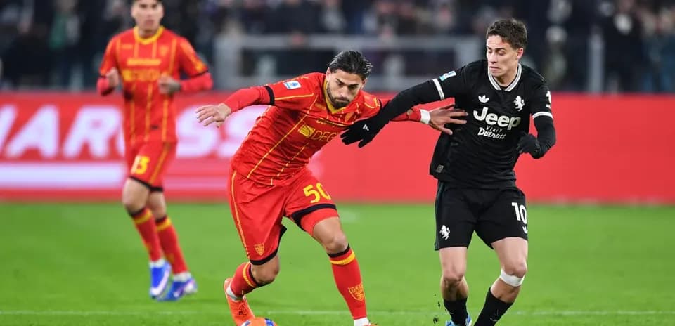 Jugadores de Lecce y Juventus compiten por el balón