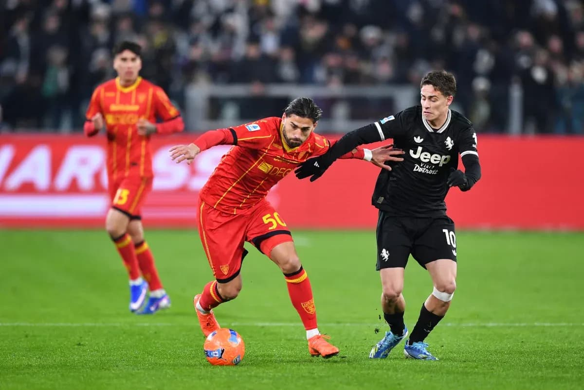Jugadores de Lecce y Juventus compiten por el balón