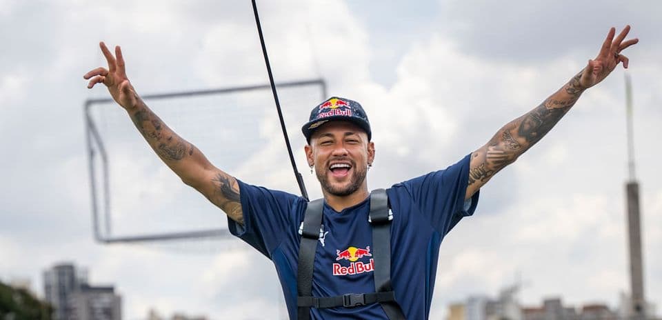 Neymar posando con los brazos levantados