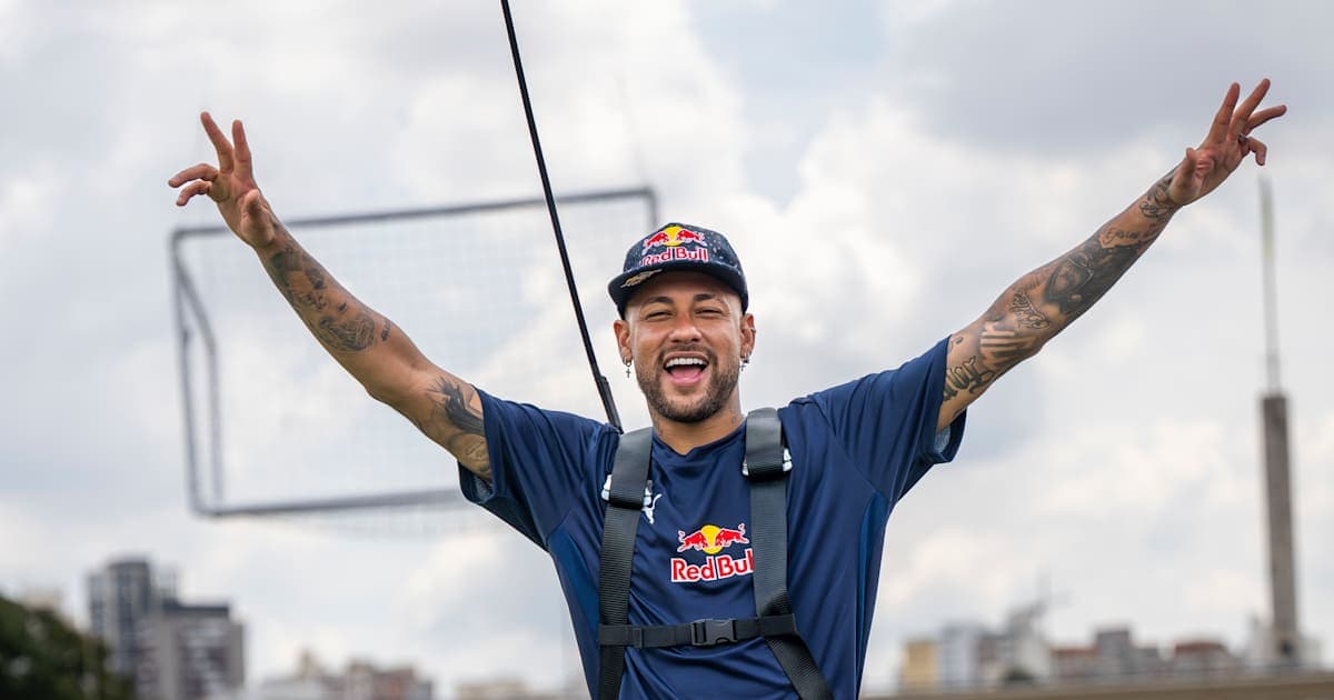 Neymar posando con los brazos levantados