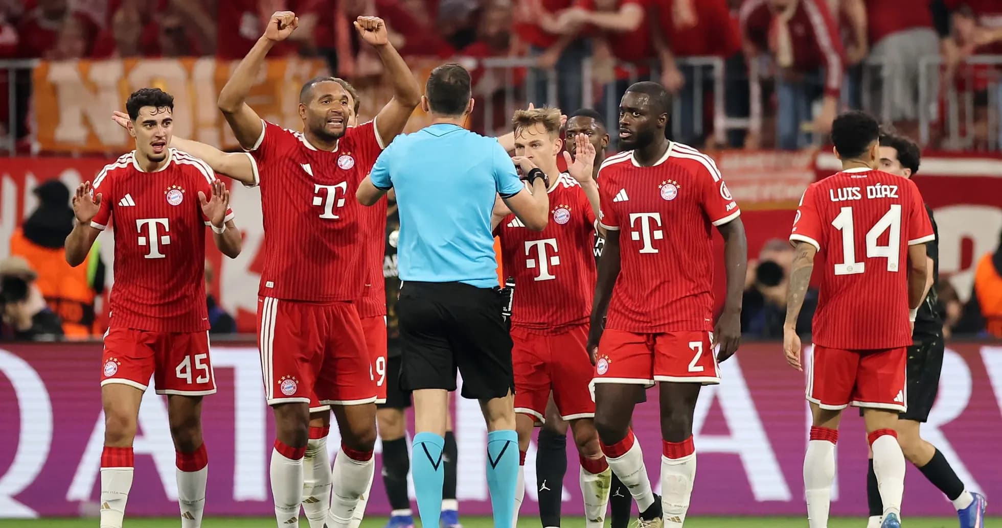 Jugadores de Bayern protestando al árbitro