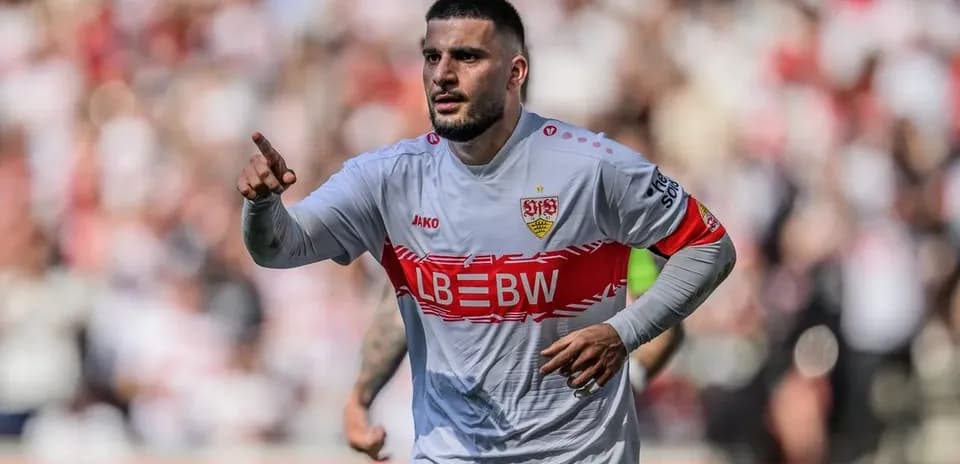 Jugador señalando durante partido de fútbol