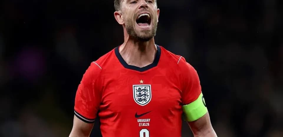 Jugador de Inglaterra gritando en partido internacional