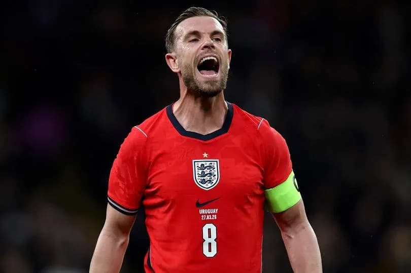 Jugador de Inglaterra gritando en partido internacional