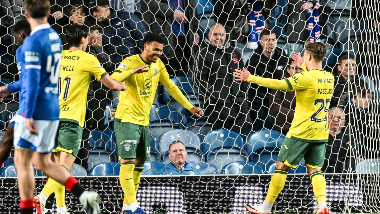 Jugadores celebrando un gol en la portería