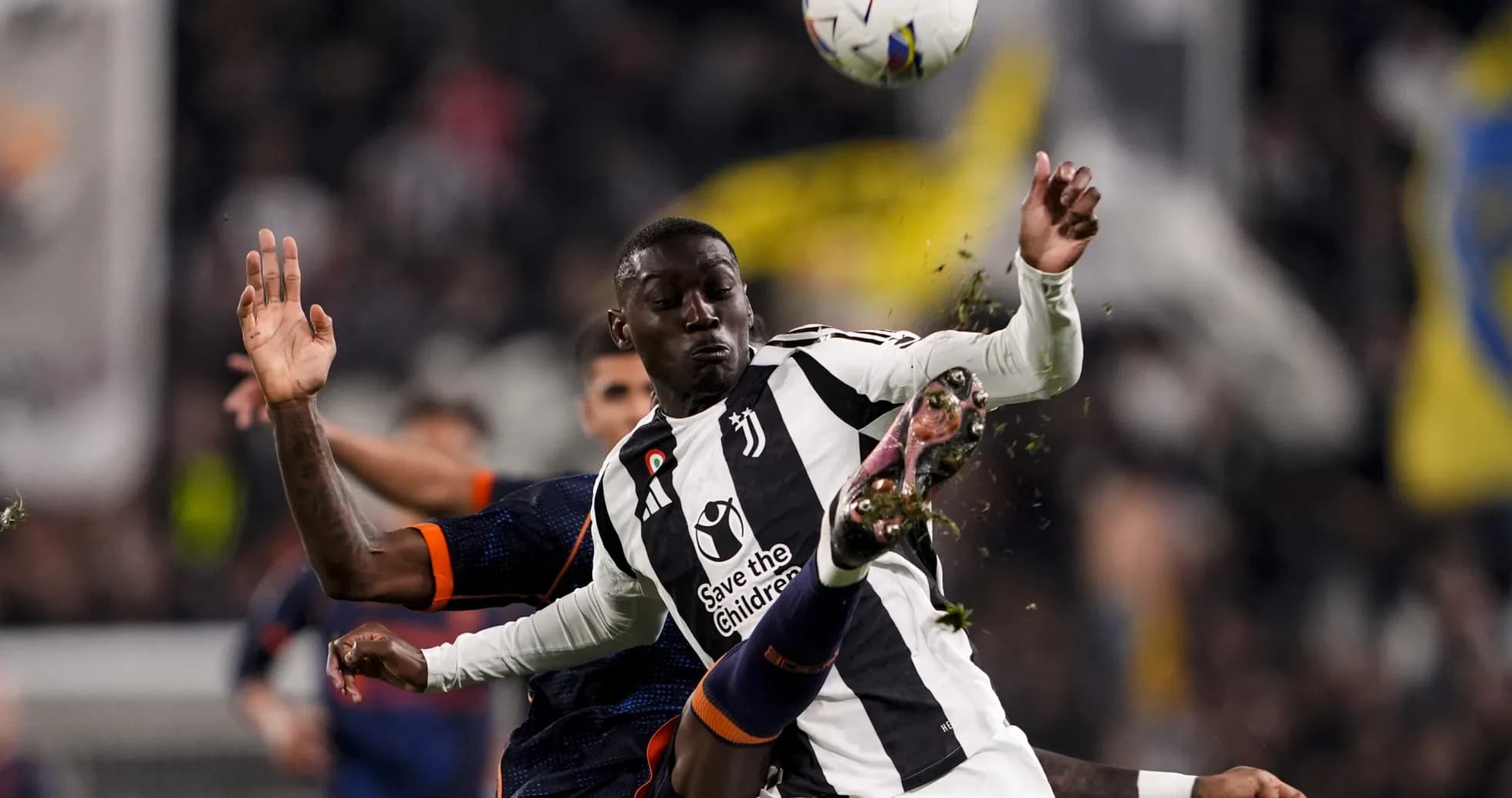 Jugador de Juventus compitiendo por el balón