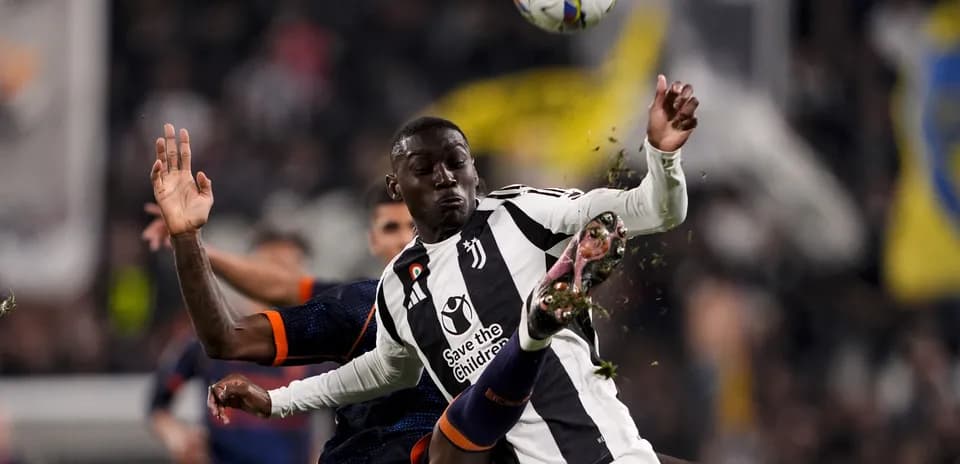 Jugador de Juventus compitiendo por el balón