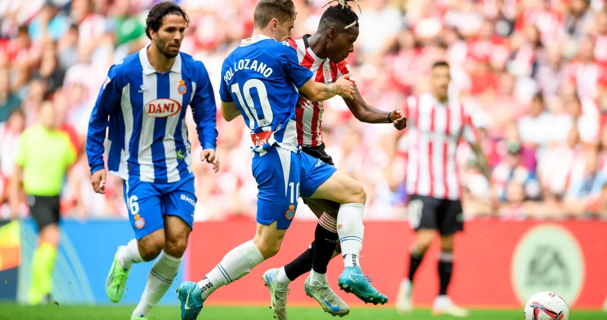 Jugadores de Espanyol luchando por el balón