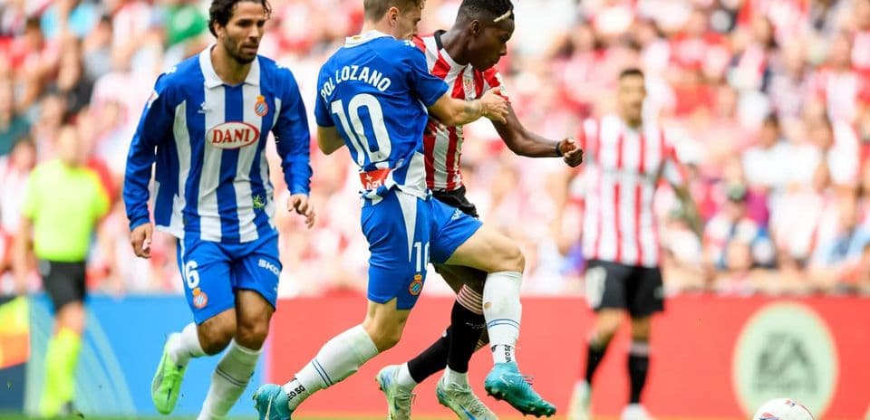 Jugadores de Espanyol luchando por el balón