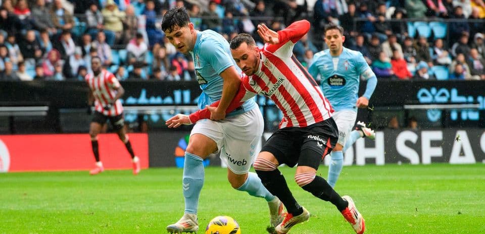 Jugadores de Athletic Club y Celta Vigo compiten por el balón