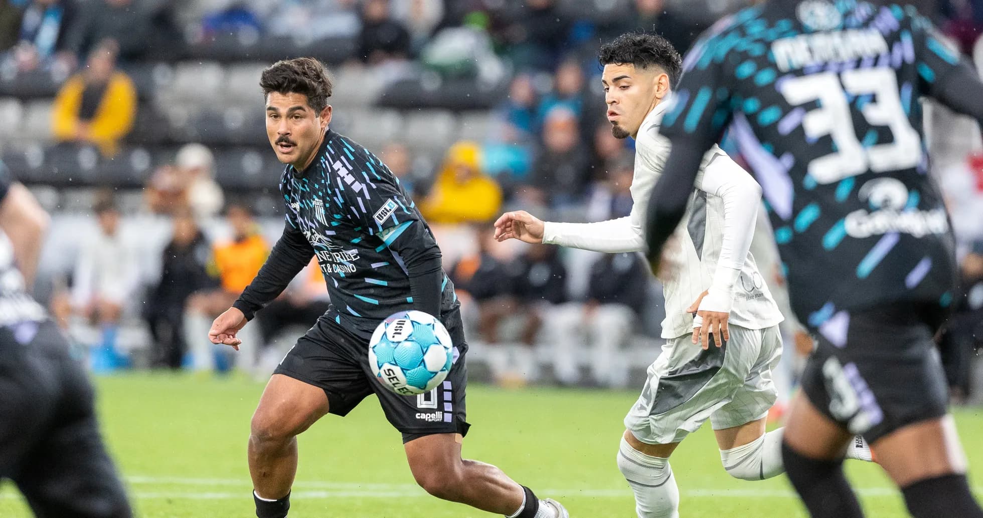 Jugador de Spokane Velocity driblando el balón