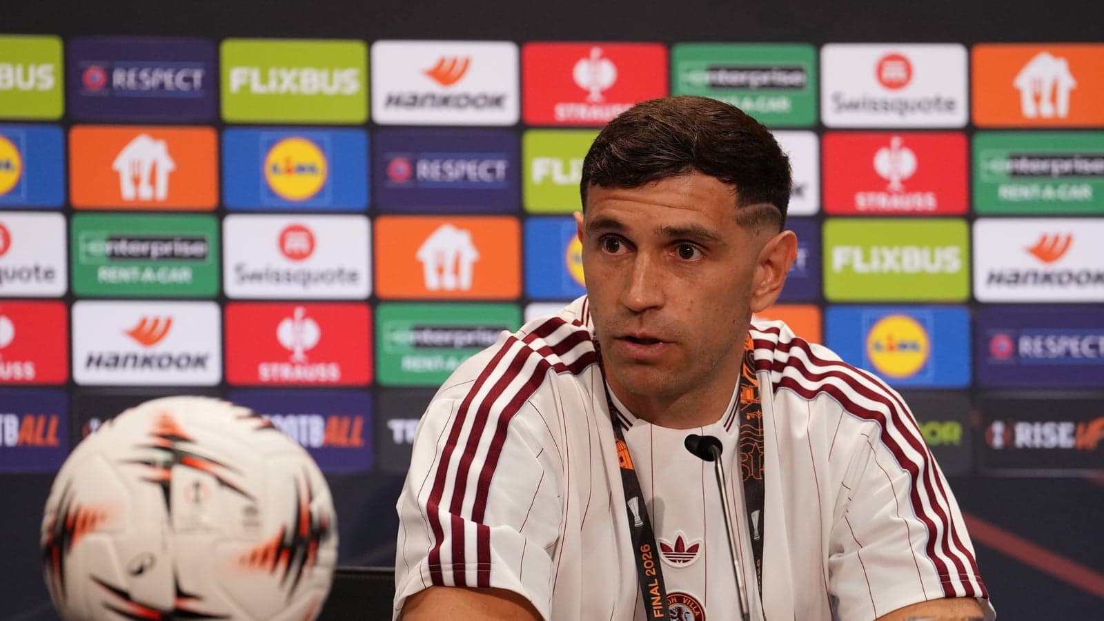 Jugador en conferencia de prensa con balón frente