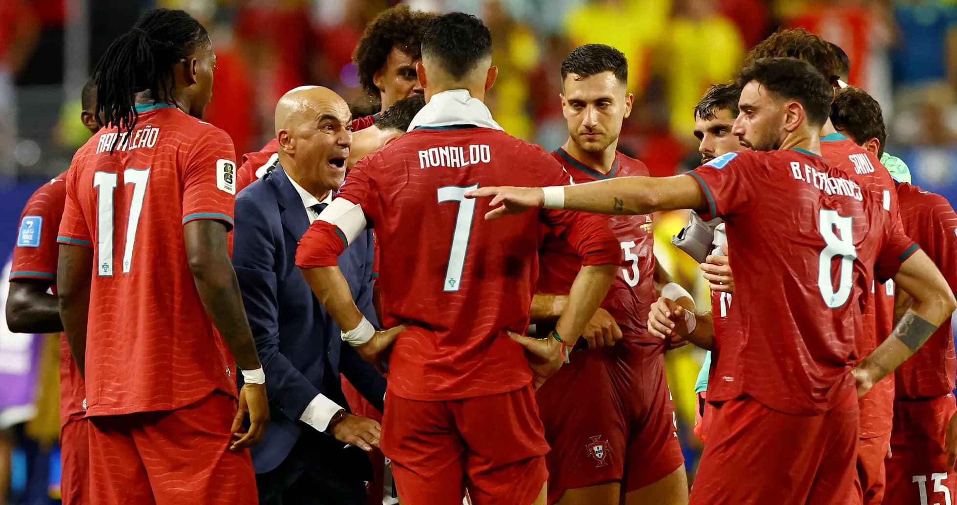 Equipo de Portugal discutiendo estrategia durante el partido