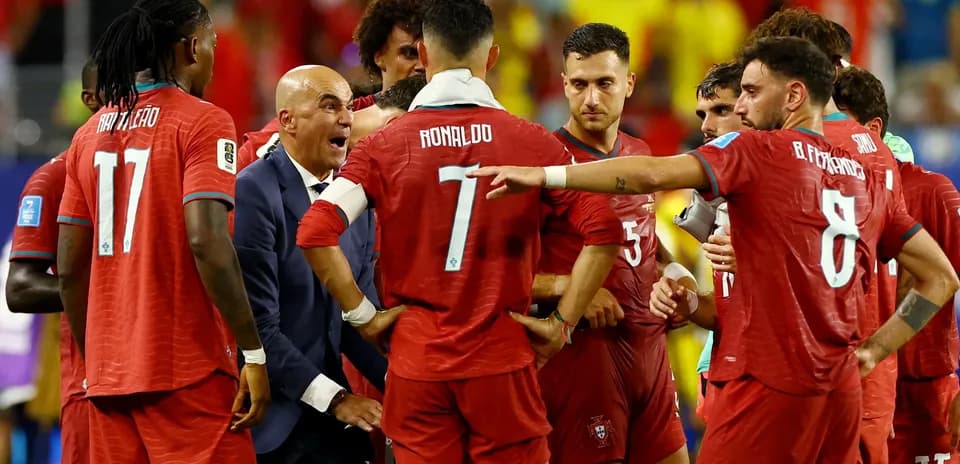 Equipo de Portugal discutiendo estrategia durante el partido