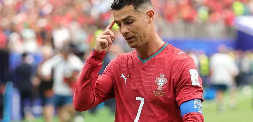 Cristiano Ronaldo caminando en el campo durante partido