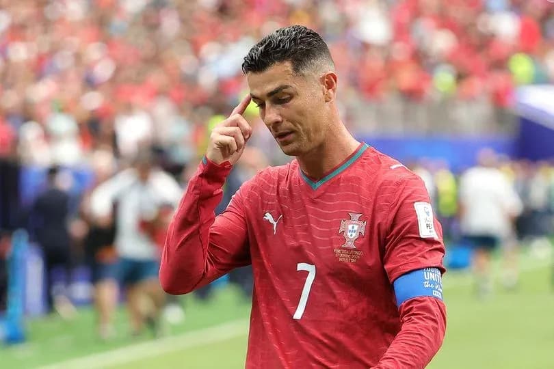 Cristiano Ronaldo caminando en el campo durante partido