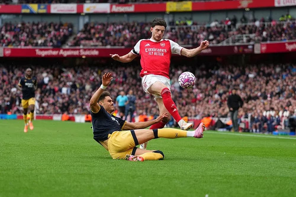 Jugador de Arsenal esquivando una entrada