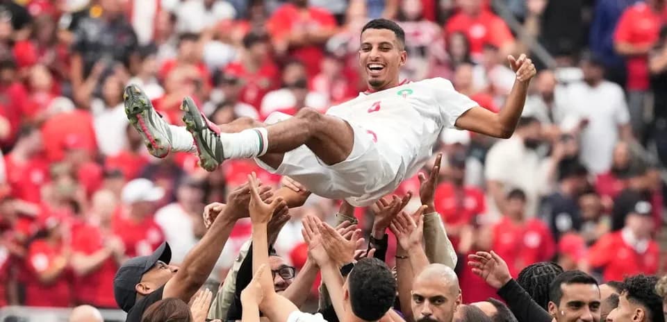 Jugador de Marruecos celebrado por aficionados en el estadio