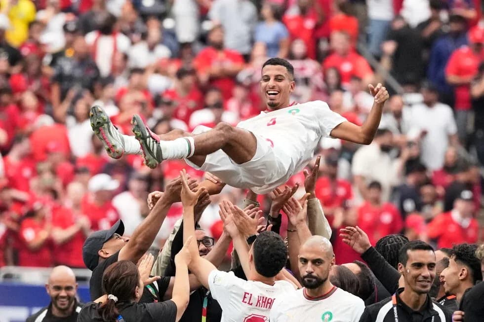 Jugador de Marruecos celebrado por aficionados en el estadio