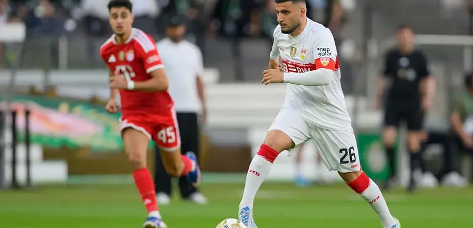 Jugador del equipo blanco avanzando con el balón