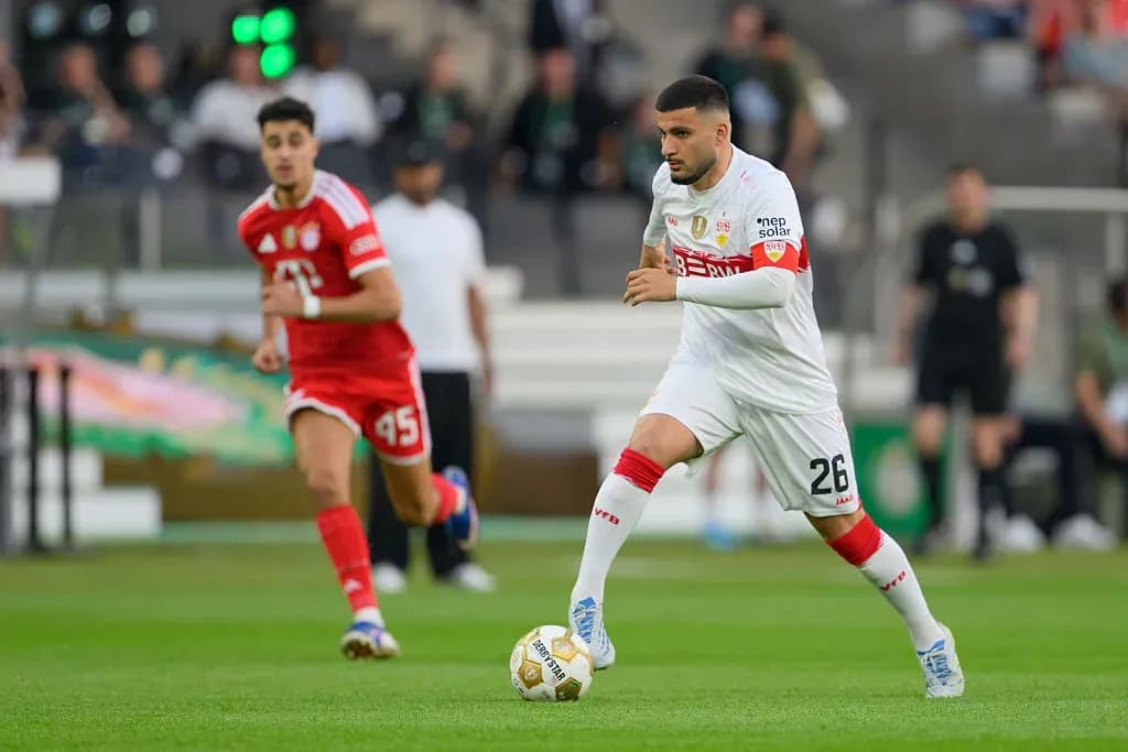 Jugador del equipo blanco avanzando con el balón
