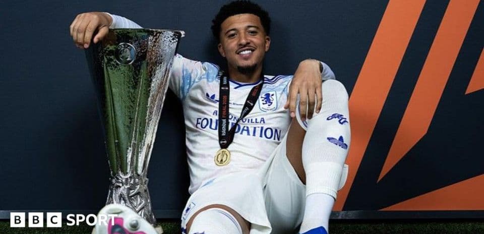 Jugador posando con trofeo de competición europea