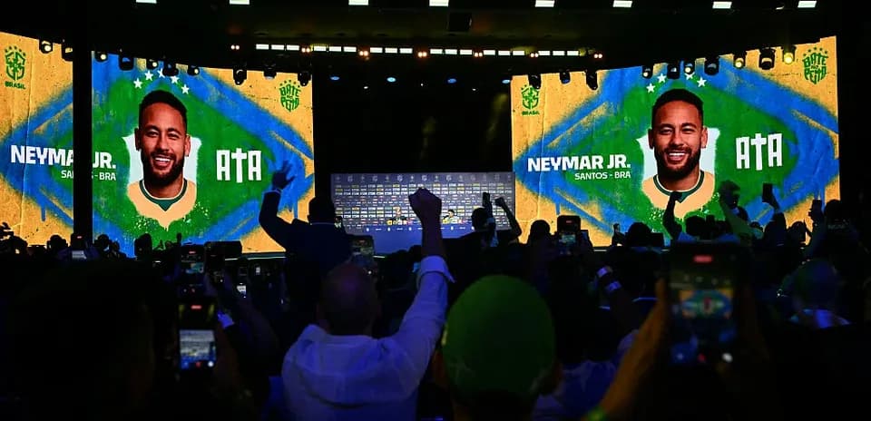 Neymar Jr. presentado en evento con fondo brasileño