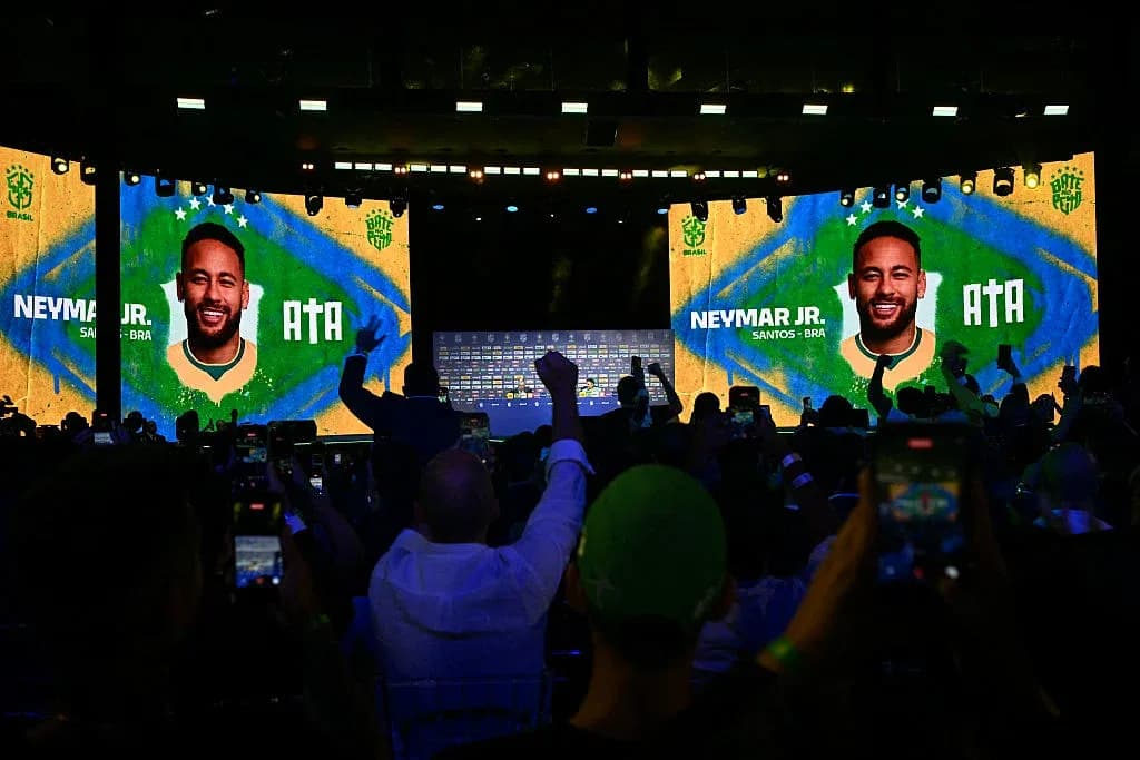 Neymar Jr. presentado en evento con fondo brasileño