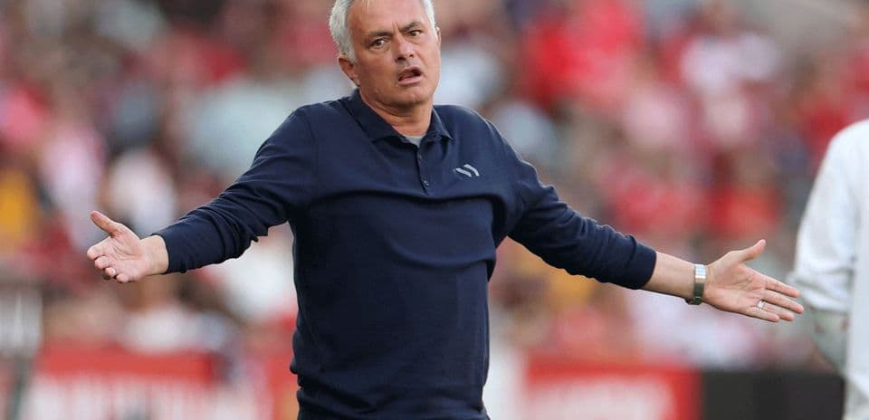 Entrenador gesticulando en la línea de banda