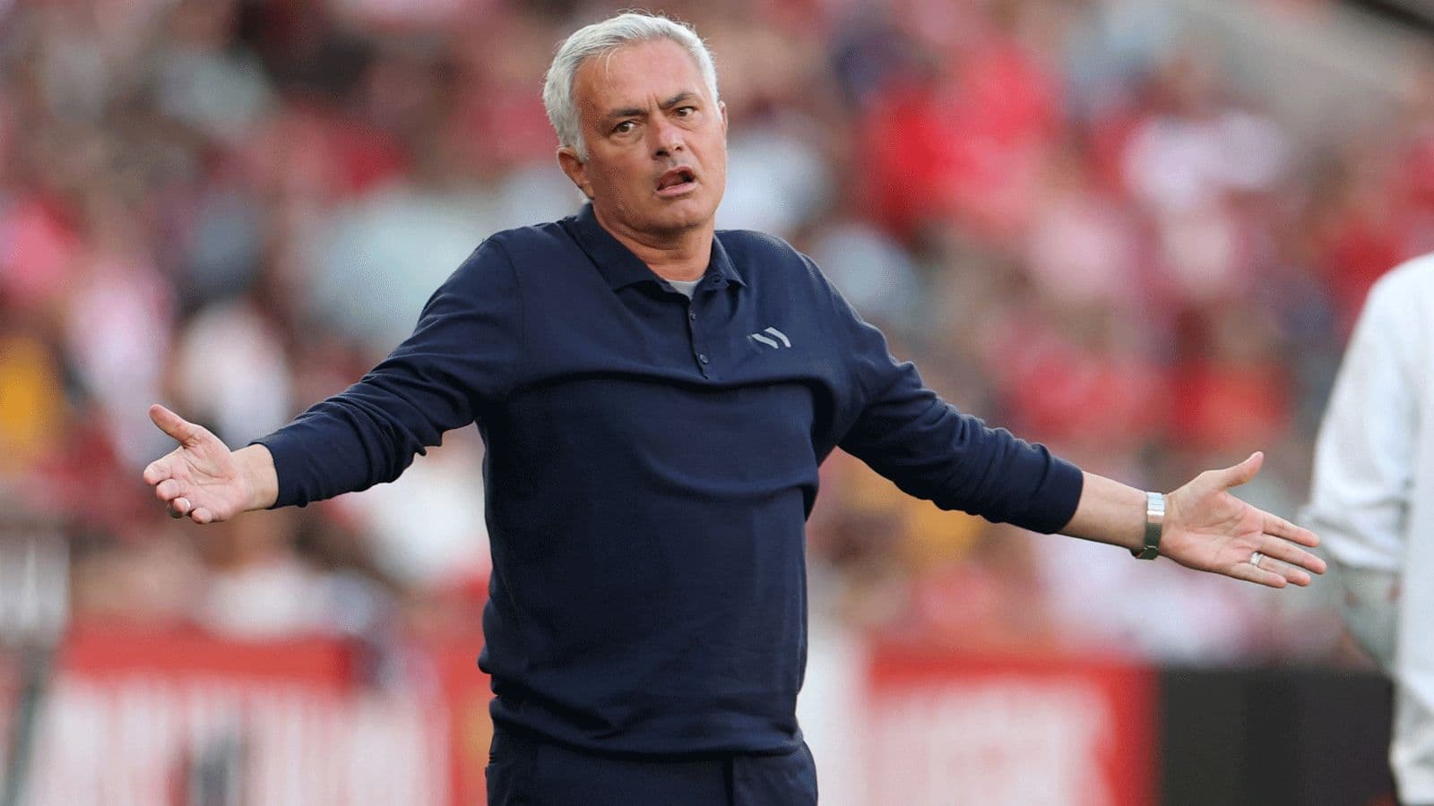 Entrenador gesticulando en la línea de banda