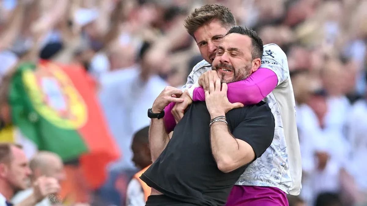 Dos entrenadores abrazándose en celebración